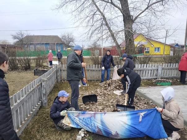 Уборка территории вокруг обелиска ветеранам ВОВ.